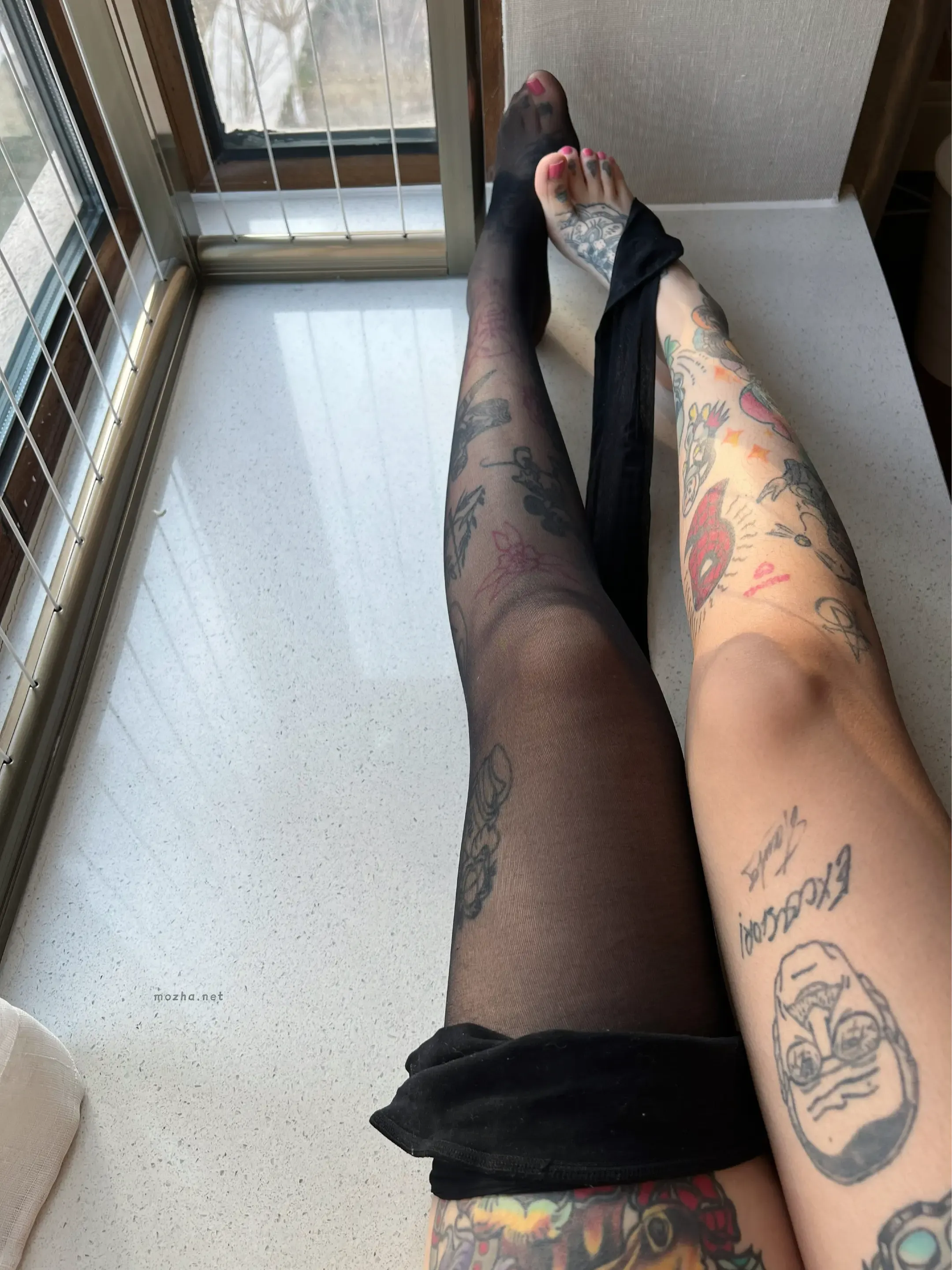 卡通百科老王 – 黑丝白衬衫【32P】